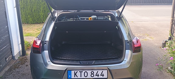Lexus UX250h 5 of 8