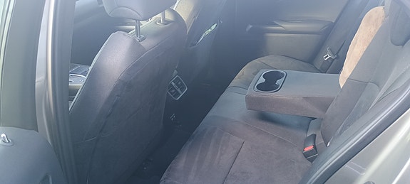 Lexus UX250h 6 of 8