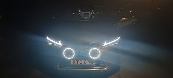Lexus UX250h 2 of 8
