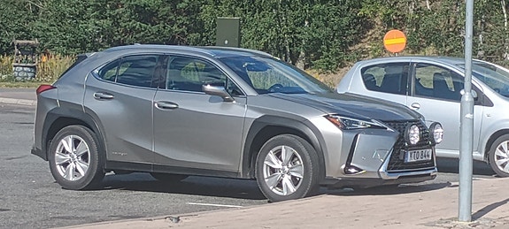 Lexus UX250h 7 of 8