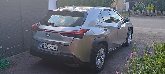 Lexus UX250h 3 of 8