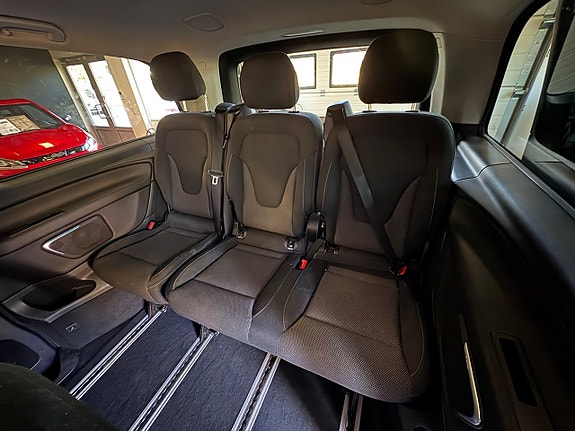 Mercedes-Benz V220 9 of 11