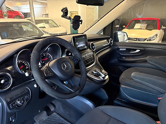 Mercedes-Benz V220 6 of 11