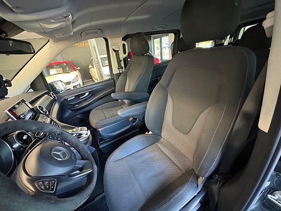 Mercedes-Benz V220 7 of 11