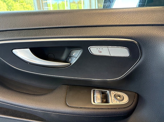 Mercedes-Benz V220 11 of 11