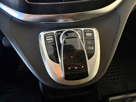 Mercedes-Benz V220 10 of 11