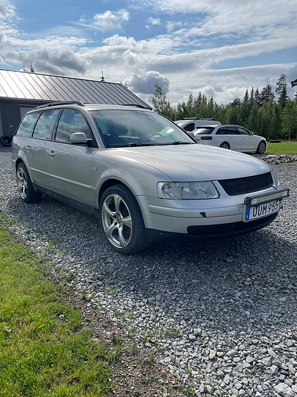 Volkswagen Passat 2 of 10