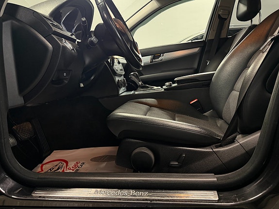 Mercedes-Benz C220 11 of 25