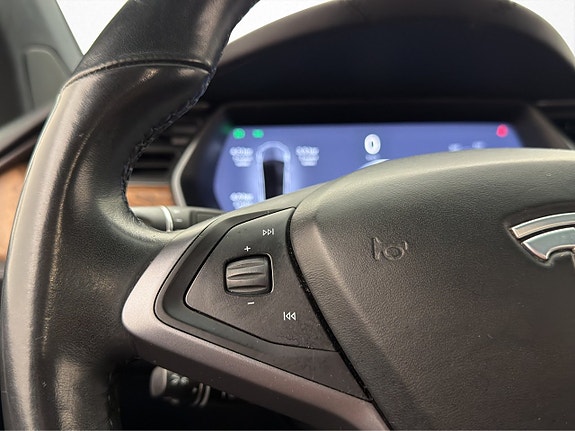 Tesla Model X 17 of 30