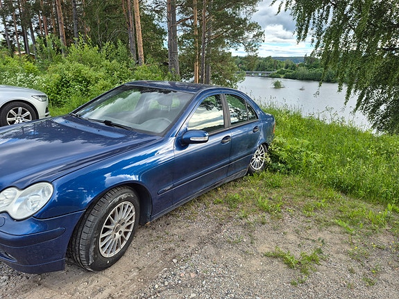 Mercedes-Benz C220 2 of 8