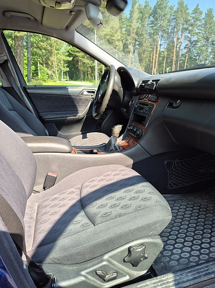 Mercedes-Benz C220 6 of 8