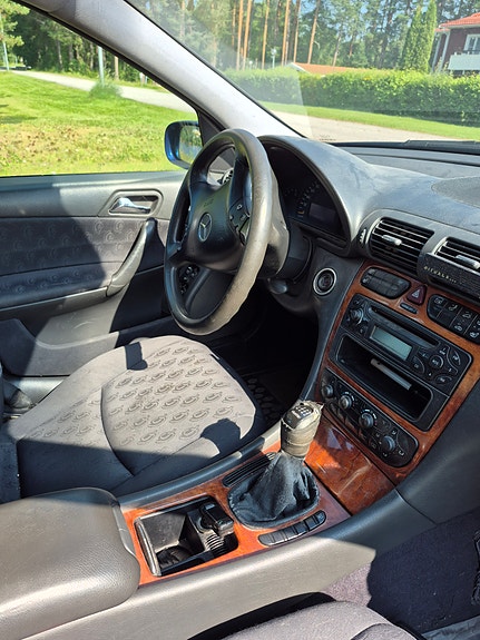 Mercedes-Benz C220 5 of 8