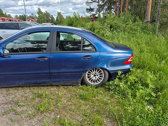 Mercedes-Benz C220 3 of 8