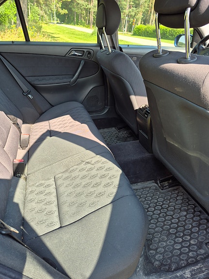 Mercedes-Benz C220 7 of 8