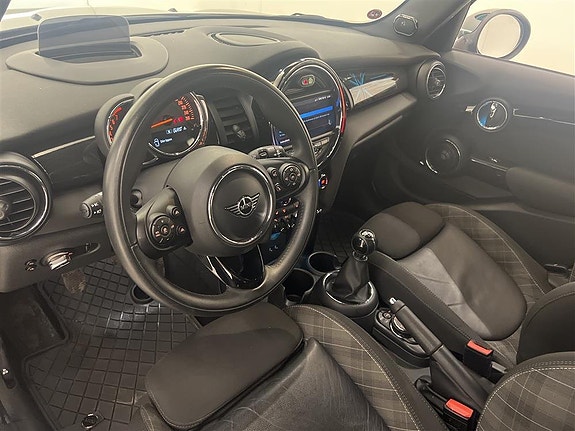 MINI Cooper S 5 of 6