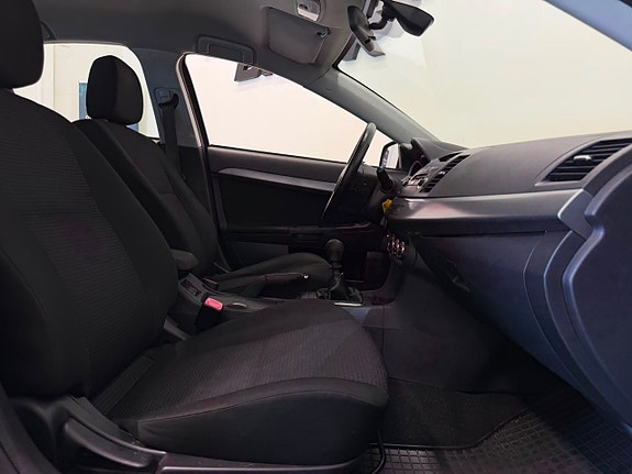 Mitsubishi Lancer 6 of 17