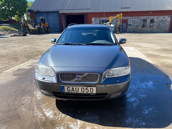 Volvo V70 2 of 10
