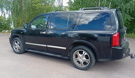 Infiniti QX56 2 of 17