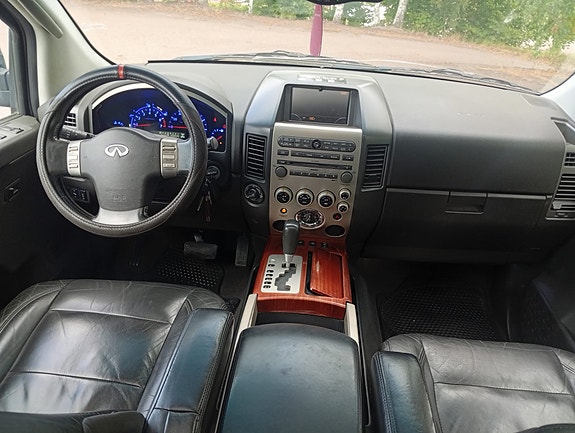 Infiniti QX56 13 of 17