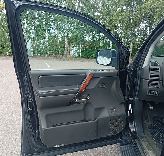 Infiniti QX56 8 of 17