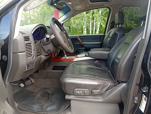 Infiniti QX56 9 of 17