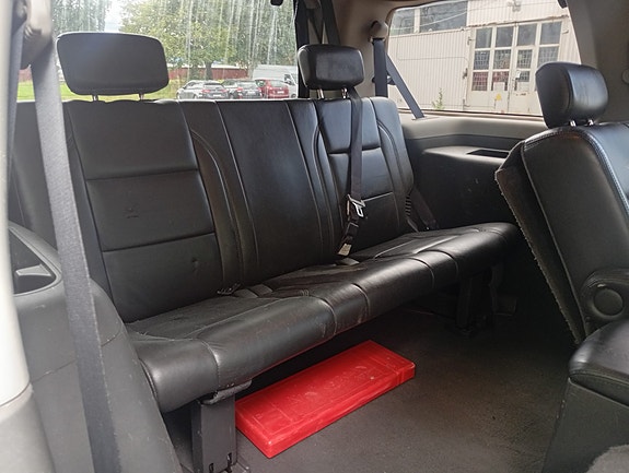 Infiniti QX56 12 of 17