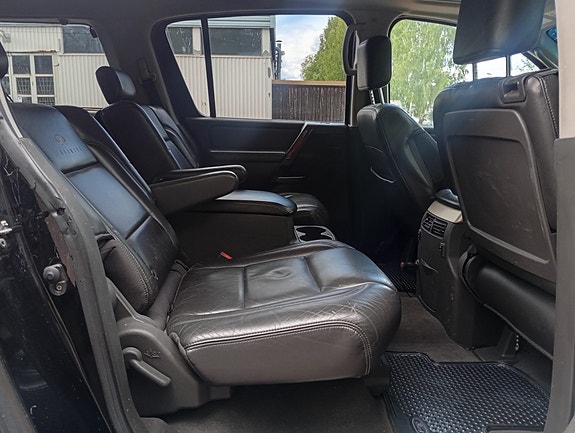 Infiniti QX56 11 of 17