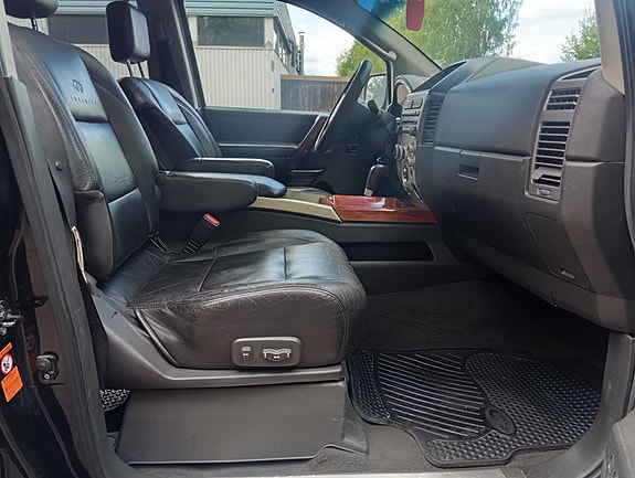 Infiniti QX56 16 of 17