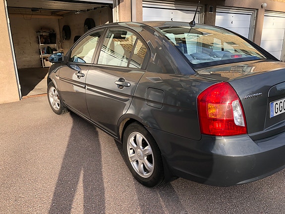 Hyundai Accent 2 of 6