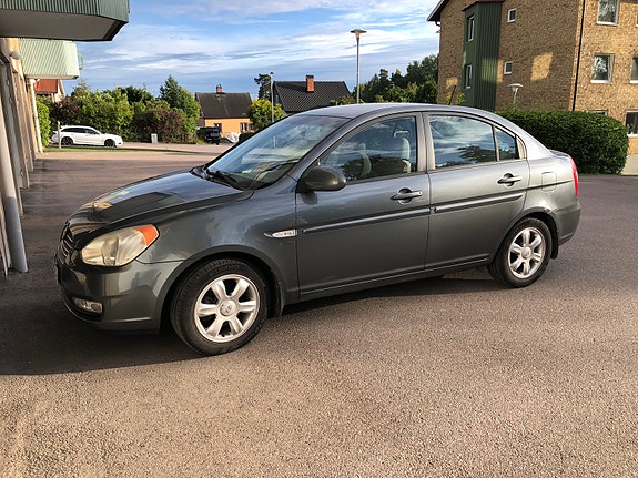 Hyundai Accent 3 of 6