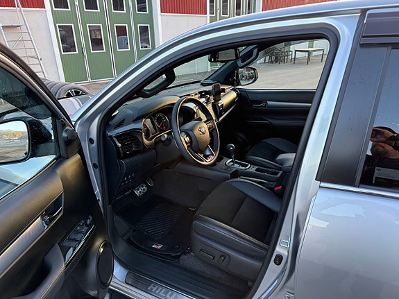 Toyota HiLux 3 of 15