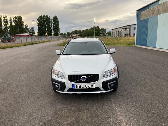 Volvo XC70 2 of 22