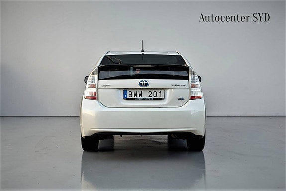 Toyota Prius 4 of 21