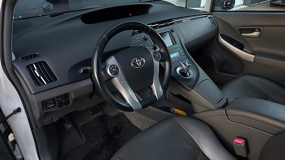 Toyota Prius 10 of 21