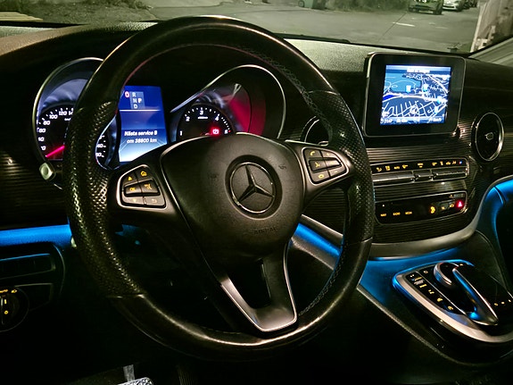 Mercedes-Benz V300 d 8 of 12