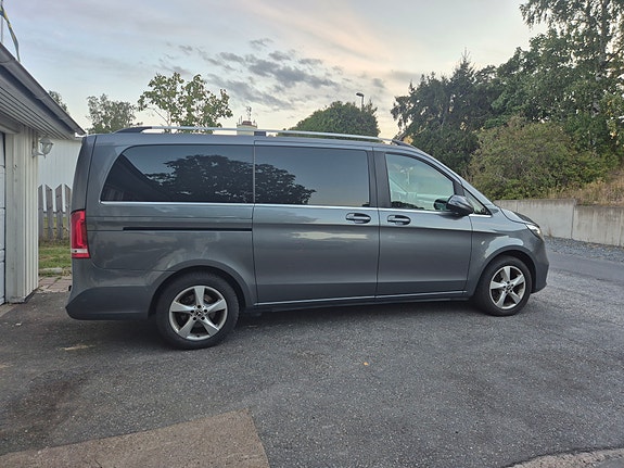 Mercedes-Benz V300 d 3 of 4