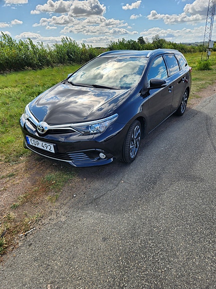Toyota Auris 2 of 7