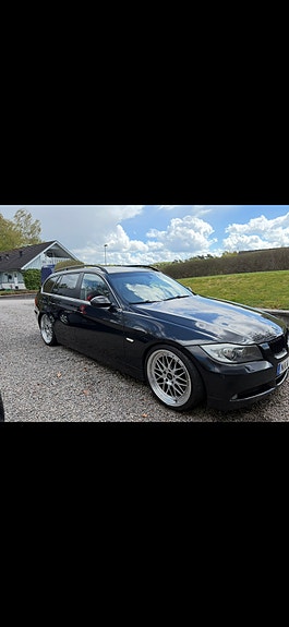 BMW 325d 2 of 4