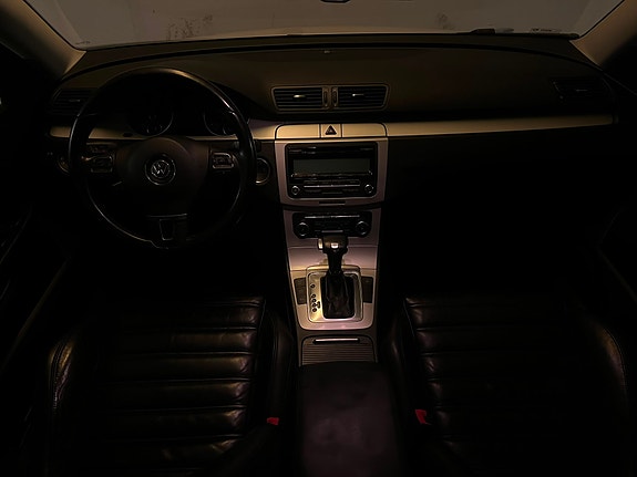Volkswagen Passat 8 of 12
