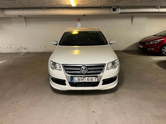 Volkswagen Passat 2 of 12