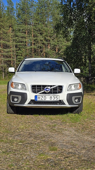 Volvo XC70 2 of 11