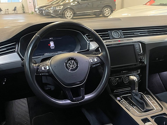 Volkswagen Passat 13 of 25