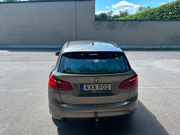 BMW 216d 4 of 12