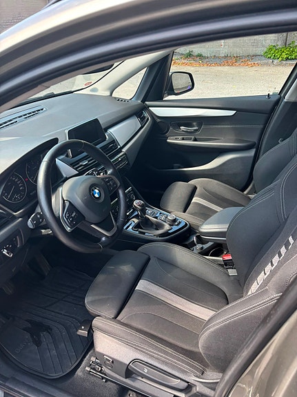 BMW 216d 6 of 12