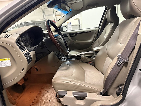 Volvo XC70 4 of 16