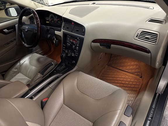 Volvo XC70 8 of 16