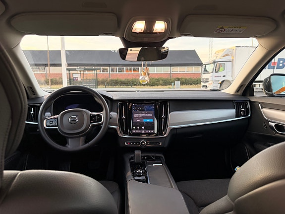 Volvo V90 2 of 12