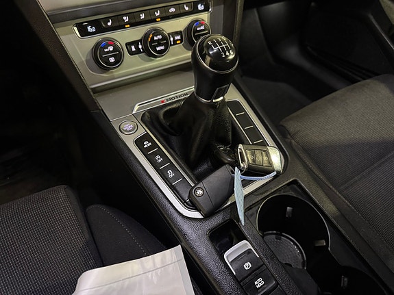 Volkswagen Passat 12 of 18