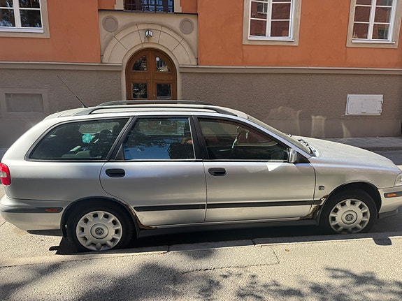 Volvo V40 2 of 7