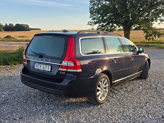 Volvo V70 2 of 7